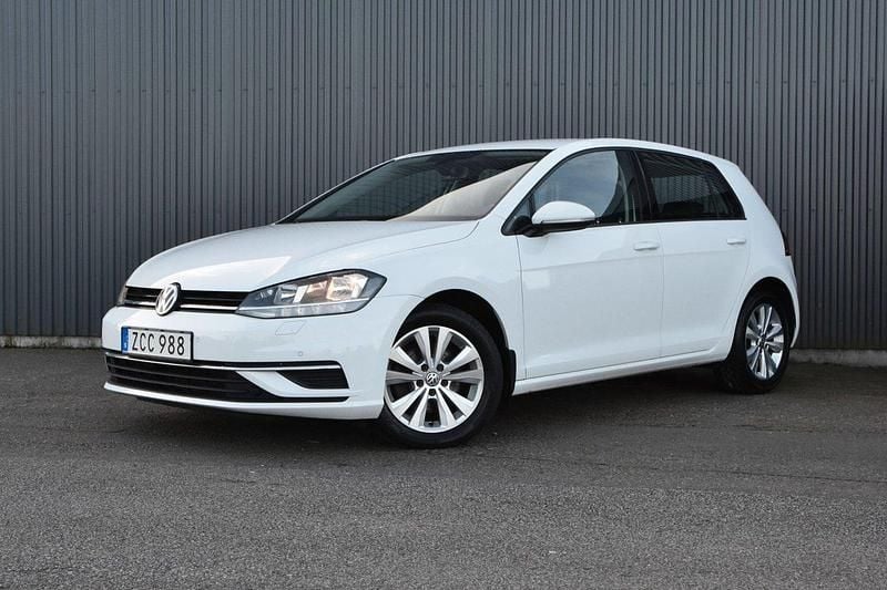 Vit Begagnad 2017 VW Golf VII Halvkombi | 129 900 kr (Marknadspris) - Bild 1/4