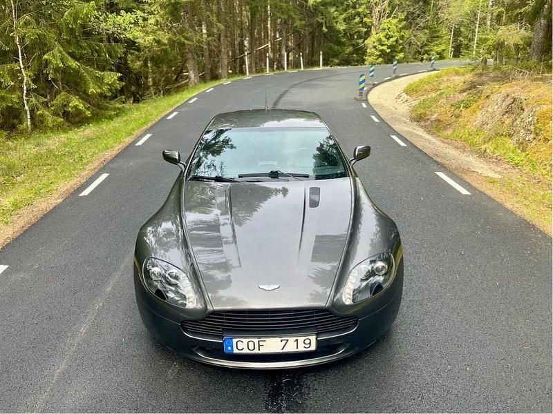 Grå Begagnad 2007 Aston Martin V8 Vantage Sportkupé | 590 000 kr - Bild 1/4