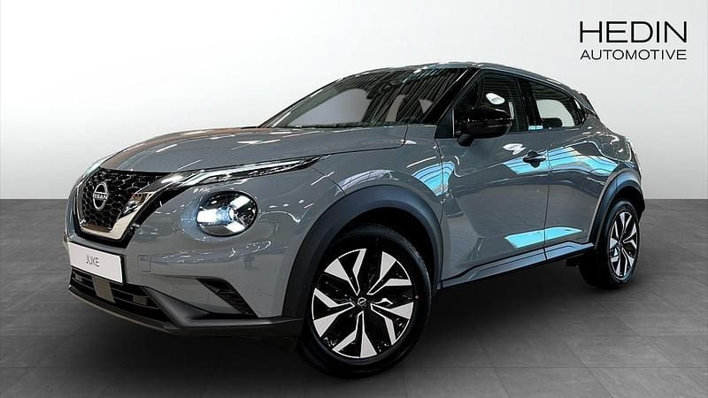 Grå Ny 2025 Nissan Juke Acenta SUV | 268 901 kr (Marknadspris) - Bild 1/4