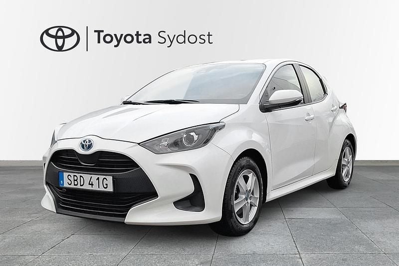 Vit Begagnad 2023 Toyota Yaris Hybrid Active Halvkombi | 215 000 kr (Marknadspris) - Bild 1/3