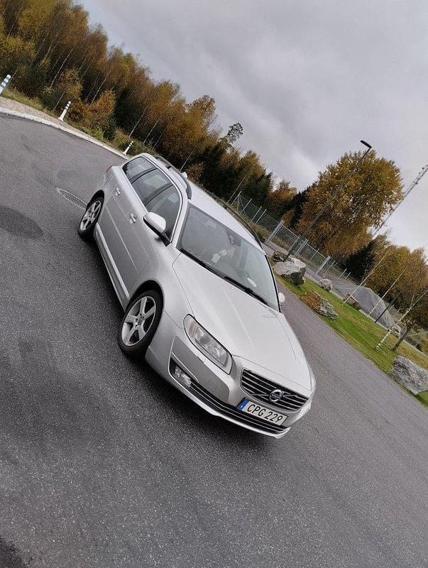 Silver Begagnad 2015 Volvo V70 Momentum Kombi | 92 500 kr (Marknadspris) - Bild 1/3