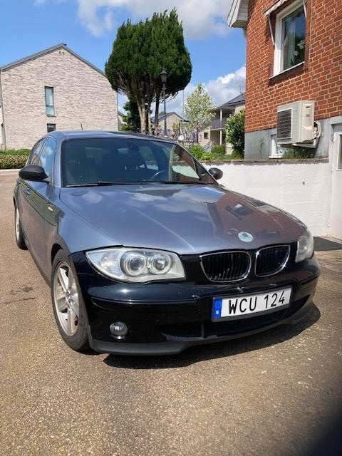 Blå Begagnad 2005 BMW 120 Advantage Halvkombi | 17 000 kr (Superpris) - Bild 1/4