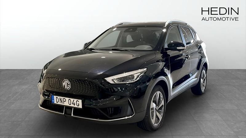 Svart (black) Begagnad 2022 MG ZS Luxury Sedan | 244 900 kr (Superpris) - Bild 1/4