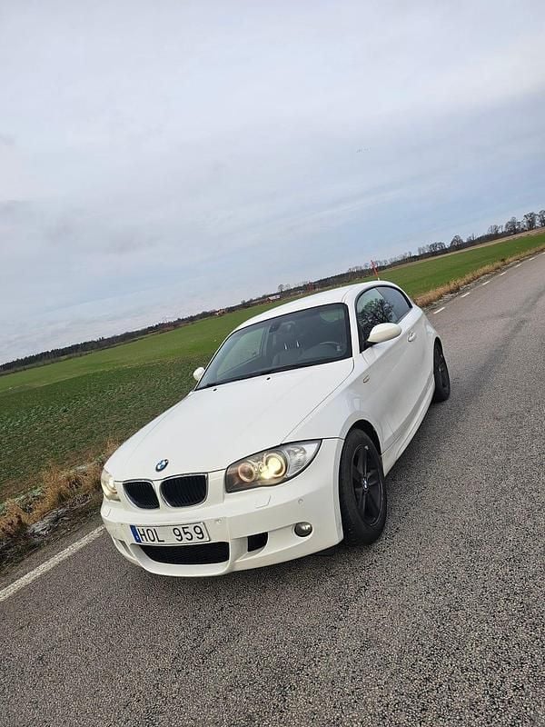 Begagnad 2009 BMW 118 Halvkombi | 37 000 kr (Marknadspris) - Bild 1/4