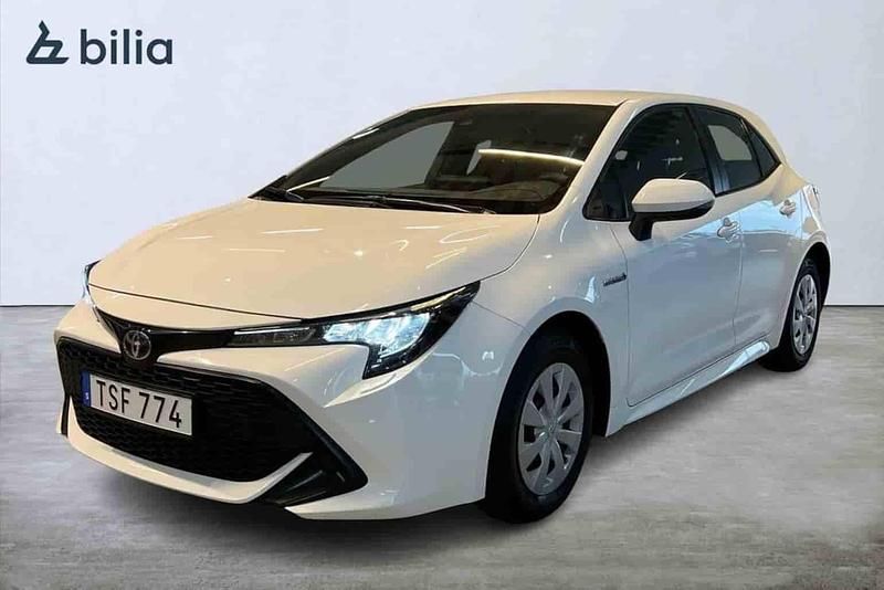 Vit Begagnad 2022 Toyota Corolla Hybrid Halvkombi | 214 900 kr - Bild 1/1