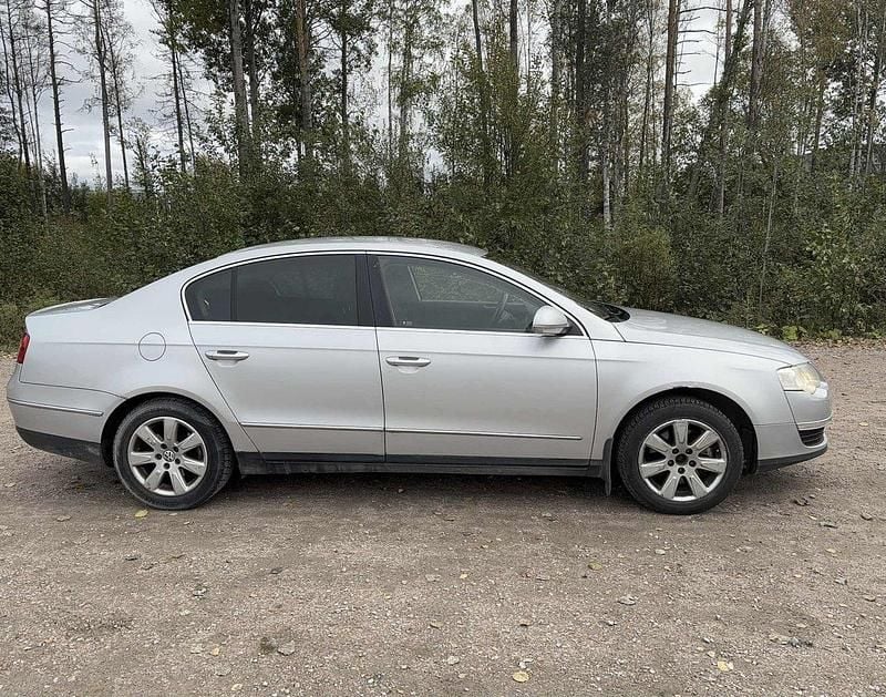 Silver Begagnad 2006 VW Passat Comfortline Sedan | 11 000 kr (Bra pris) - Bild 1/4