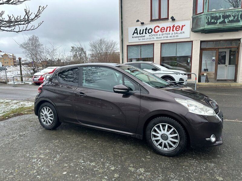 Begagnad Peugeot 208 96 HK (70 kW) 2012 Mörkbrun Halvkombi