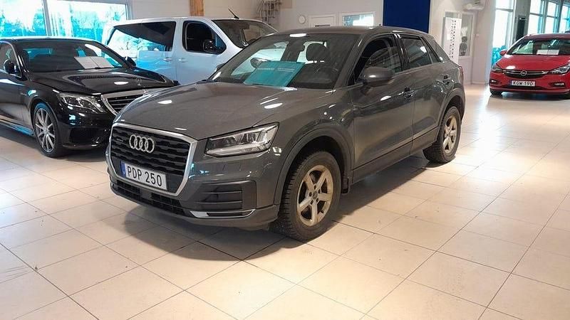 Grå Begagnad 2016 Audi Q2 SUV | 189 900 kr (Marknadspris) - Bild 1/4