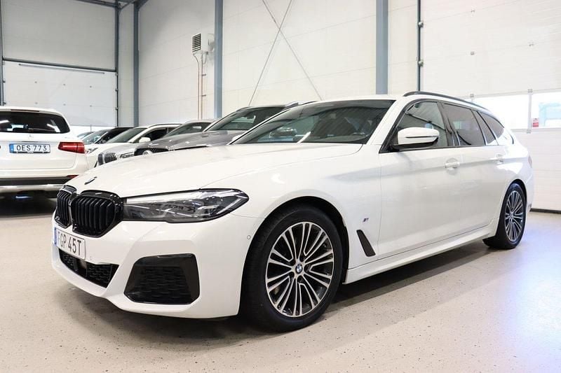 Vit Begagnad 2020 BMW 520 M Sport Kombi | 399 700 kr (Dyr) - Bild 1/4