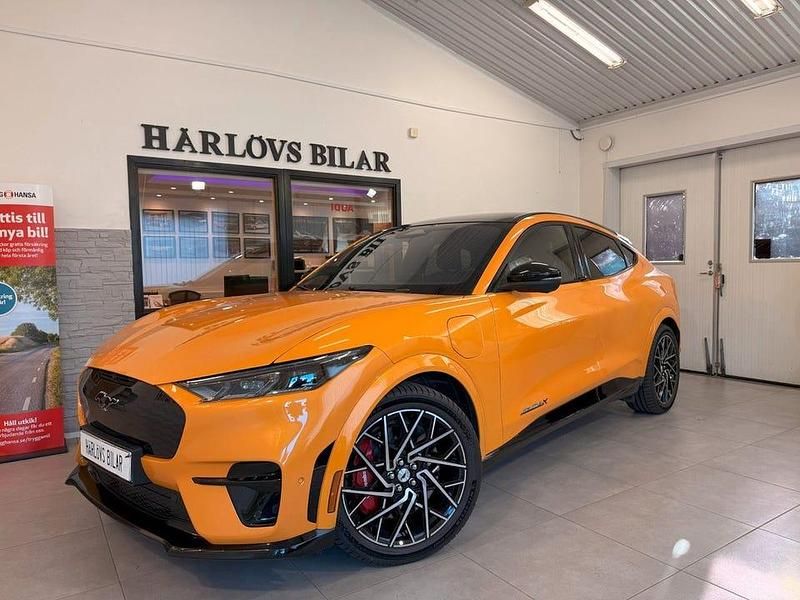 Orange Begagnad 2021 Ford Mustang Mach-E GT SUV | 435 000 kr (Marknadspris) - Bild 1/4