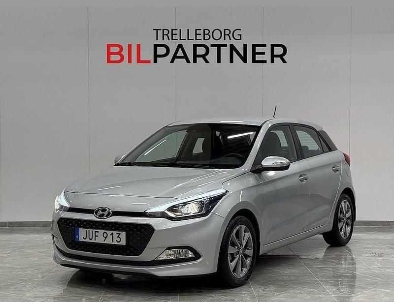 Silver Begagnad 2015 Hyundai i20 Premium Halvkombi | 119 900 kr (Marknadspris) - Bild 1/4