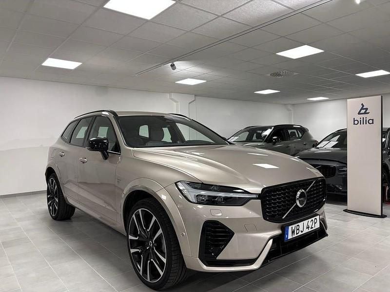 Grå Begagnad 2025 Volvo XC60 Ultra SUV | 674 500 kr - Bild 1/4