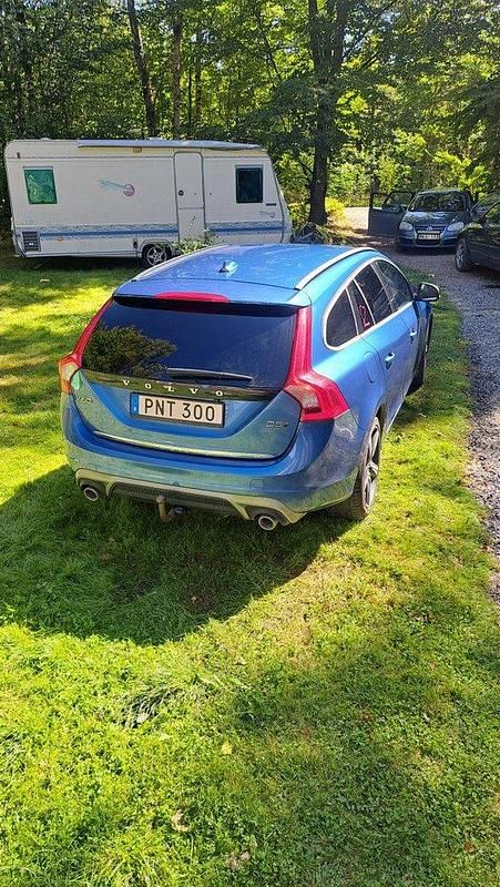 Blå Begagnad 2017 Volvo V60 R-Design Kombi | 125 000 kr (Bra pris) - Bild 1/2