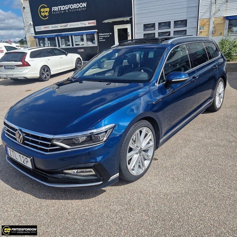Blå Begagnad 2021 VW Passat R-line Kombi | 299 000 kr (Marknadspris) - Bild 1/4