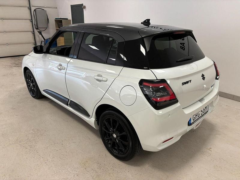 Begagnad Suzuki Swift 83 HK (61 kW) 2024 Vit Halvkombi
