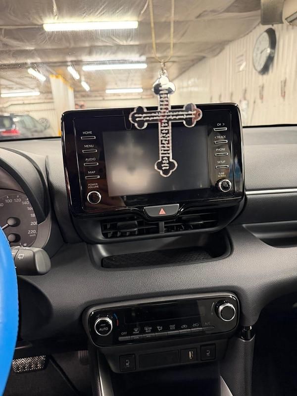 Begagnad 2023 Toyota Yaris Hybrid | 200 000 kr - Bild 1/4