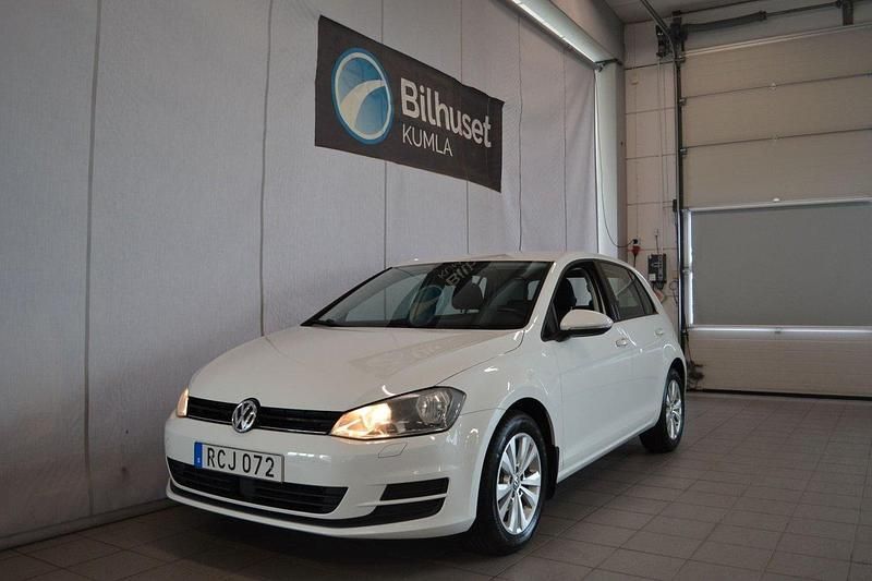 Vit Begagnad 2014 VW Golf VII Halvkombi | 124 900 kr (Marknadspris) - Bild 1/4