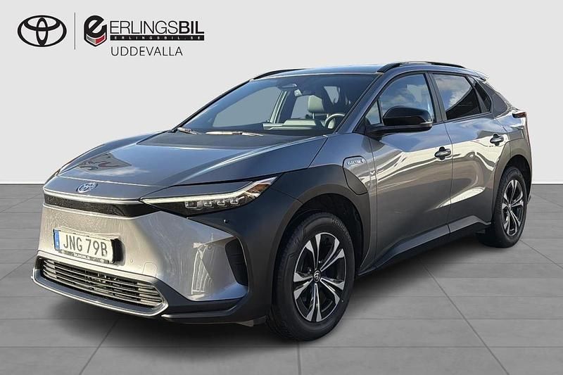 Silver (metal stream) Begagnad 2023 Toyota bZ4X Style SUV | 369 900 kr (Marknadspris) - Bild 1/3