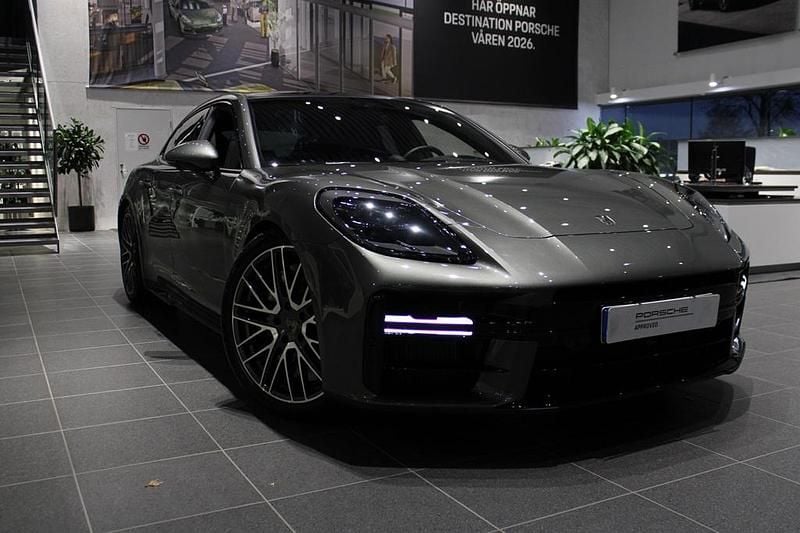 Grön Ny 2025 Porsche Panamera Turbo S Sedan | 2 449 000 kr - Bild 1/4