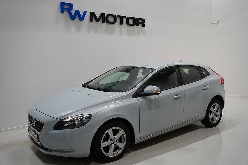 Ljusblå Begagnad 2016 Volvo V40 Kombi | 134 800 kr (Bra pris) - Bild 1/4