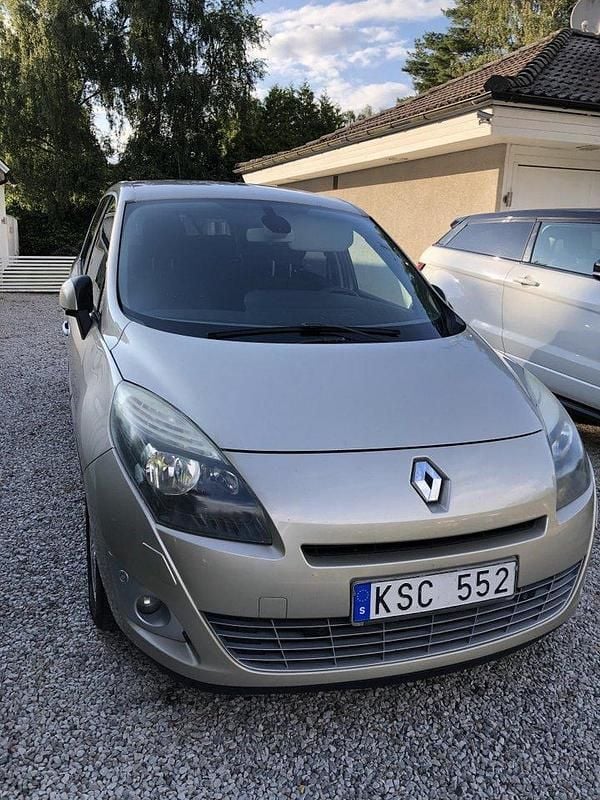 Brun Begagnad 2010 Renault Grand Scénic III Minibuss | 35 000 kr - Bild 1/4