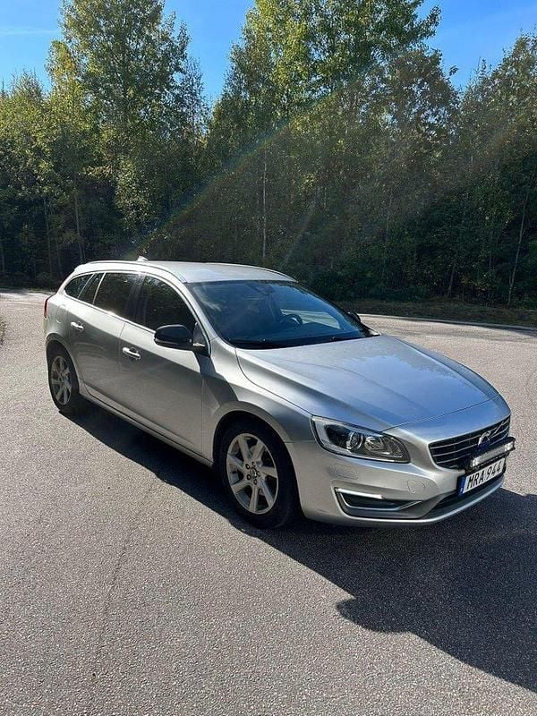 Silver Begagnad 2015 Volvo V60 Summum Kombi | 110 000 kr (Bra pris) - Bild 1/4
