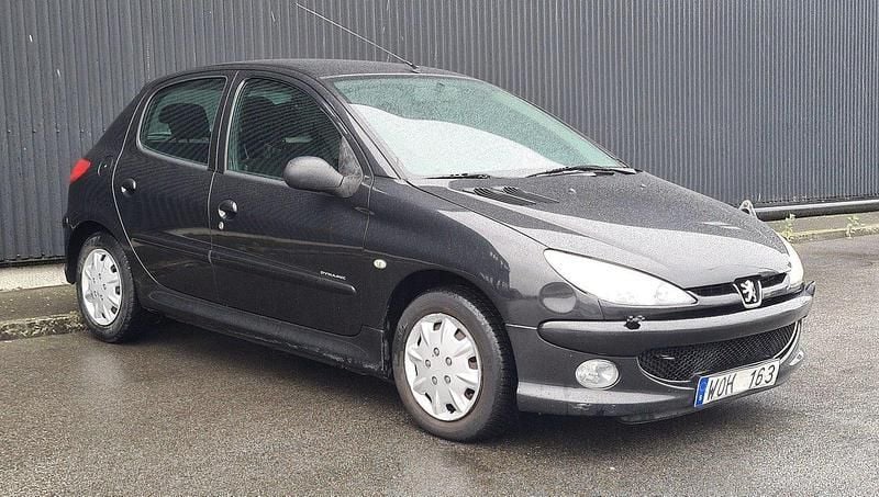 Svart Begagnad 2005 Peugeot 206 Halvkombi | 19 900 kr (Marknadspris) - Bild 1/4