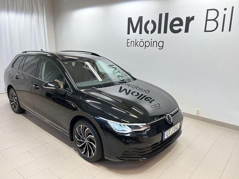 Svart (grenadilla black metallic) Begagnad 2024 VW Golf VIII Life Kombi | 329 000 kr (Lite dyr) - Bild 1/4