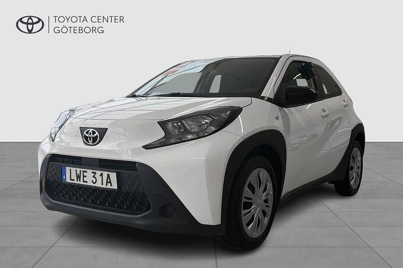 Vit Begagnad 2022 Toyota Aygo Play Halvkombi | 159 900 kr (Marknadspris) - Bild 1/3