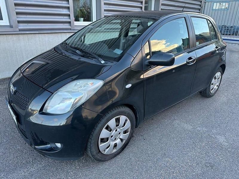 Svart Begagnad 2008 Toyota Yaris Halvkombi | 29 900 kr (Marknadspris) - Bild 1/4