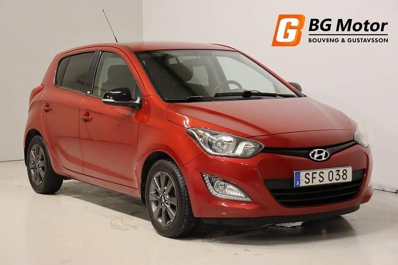 Röd Begagnad 2014 Hyundai i20 Select Halvkombi | 64 900 kr (Marknadspris) - Bild 1/3