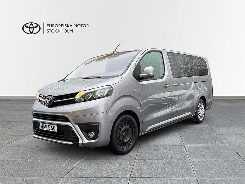 Silver Begagnad 2023 Toyota Proace Verso Kombi | 389 900 kr (Marknadspris) - Bild 1/3