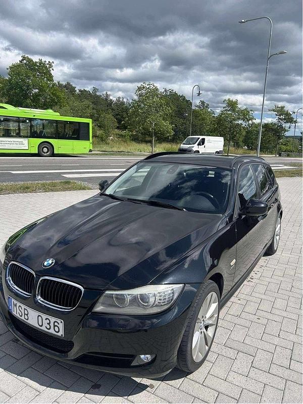 Svart Begagnad 2012 BMW 320 Kombi | 95 000 kr (Superpris) - Bild 1/4