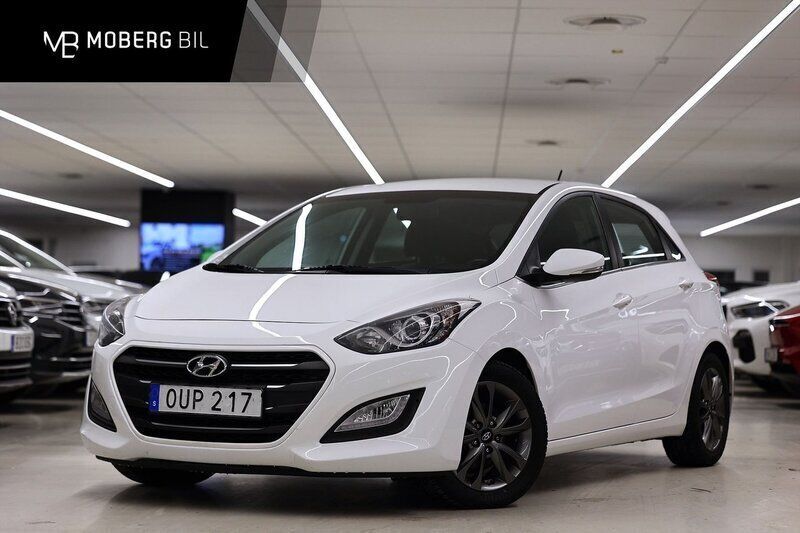 Vit Begagnad 2015 Hyundai i30 Comfort Halvkombi | 99 900 kr (Marknadspris) - Bild 1/3