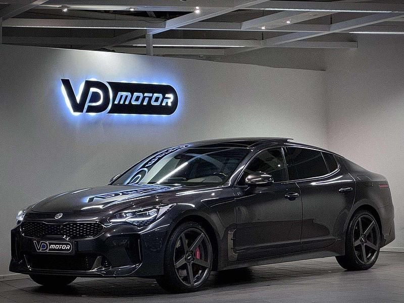 Grå Begagnad 2018 Kia Stinger Halvkombi | 299 700 kr (Marknadspris) - Bild 1/4