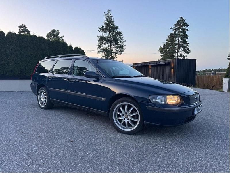 Blå Begagnad 2002 Volvo V70 Kombi | 32 000 kr (Lite dyr) - Bild 1/4