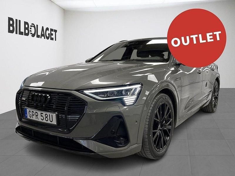 Grå Begagnad 2022 Audi e-tron Sportback S-Line SUV | 499 500 kr (Marknadspris) - Bild 1/4