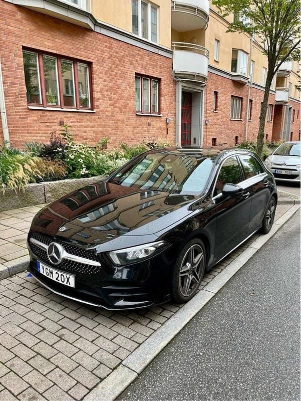 Svart Begagnad 2021 Mercedes A180 AMG Halvkombi | 219 000 kr (Marknadspris) - Bild 1/4