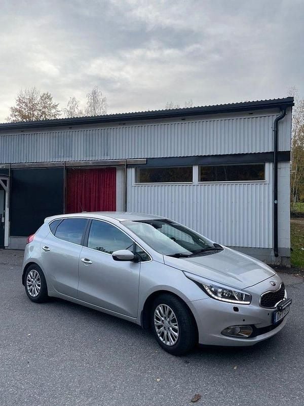 Begagnad Kia Ceed Comfort 110 HK (80 kW) 2014 Grå Halvkombi