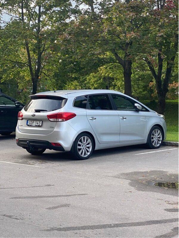 Grå Begagnad 2014 Kia Carens Minibuss | 90 000 kr (Bra pris) - Bild 1/3