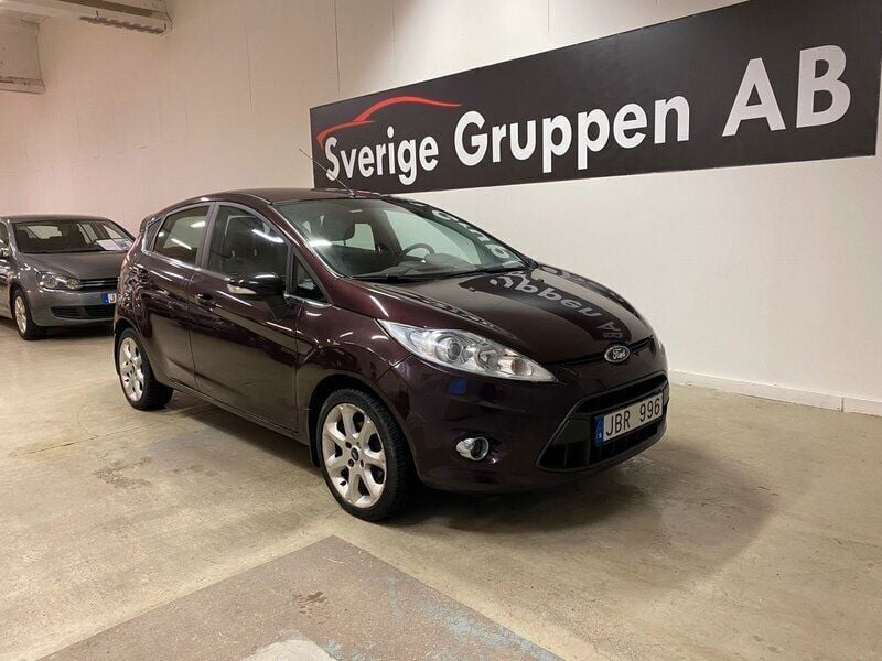Röd Begagnad 2010 Ford Fiesta Titanium Halvkombi | 44 900 kr (Marknadspris) - Bild 1/4