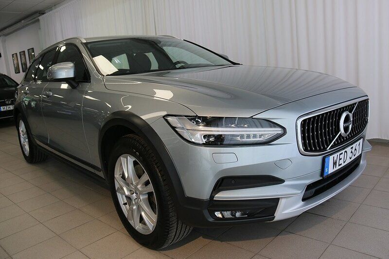 Silver Begagnad 2018 Volvo V90 CC Kombi | 249 000 kr (Marknadspris) - Bild 1/4