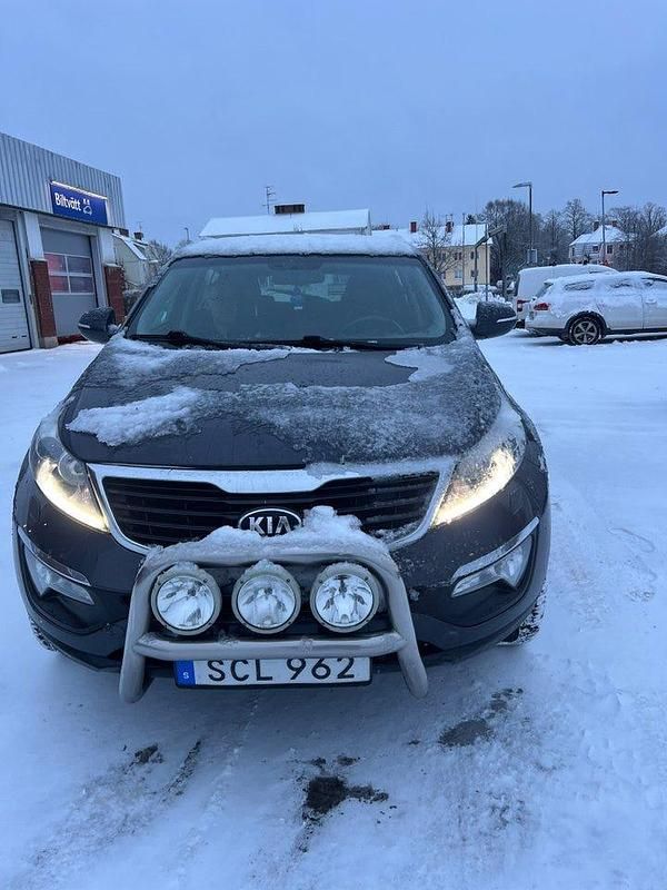 Grå Begagnad 2013 Kia Sportage SUV | 88 888 kr (Lite dyr) - Bild 1/4
