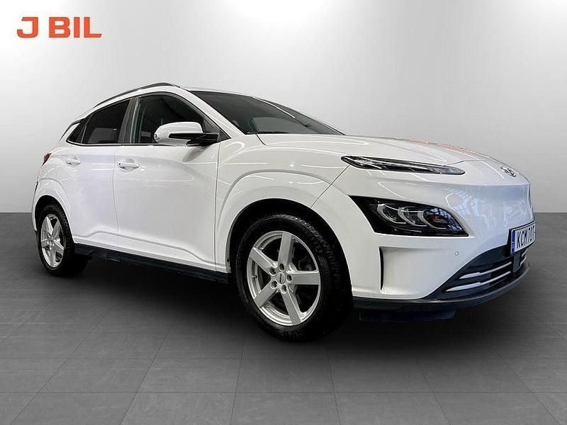 Vit Begagnad 2022 Hyundai Kona Essential SUV | 259 900 kr (Lite dyr) - Bild 1/3