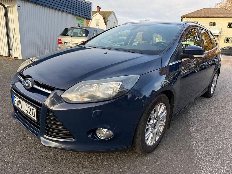 Blå Begagnad 2012 Ford Focus Titanium Kombi | 59 500 kr (Marknadspris) - Bild 1/4