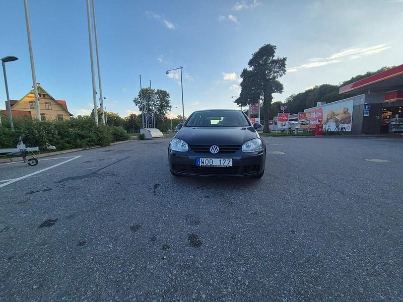 Grå Begagnad 2005 VW Golf IV Trendline Halvkombi | 57 000 kr (Lite dyr) - Bild 1/4