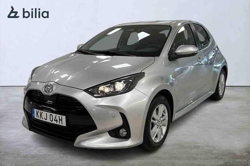 Silver Begagnad 2025 Toyota Yaris Hybrid Halvkombi | 249 900 kr - Bild 1/1