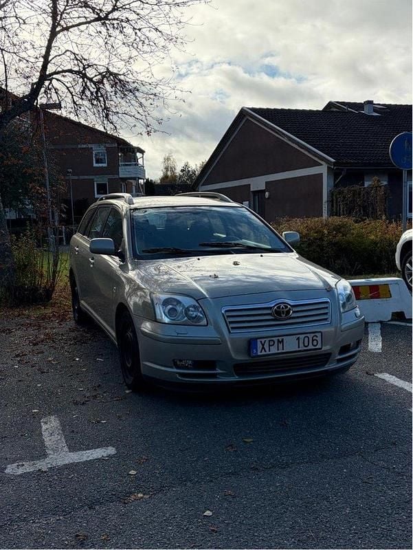 Grön Begagnad 2006 Toyota Avensis Kombi | 25 000 kr (Marknadspris) - Bild 1/4