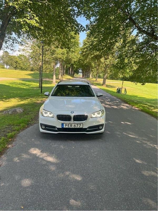 Vit Begagnad 2017 BMW 520 Kombi | 165 000 kr (Bra pris) - Bild 1/4
