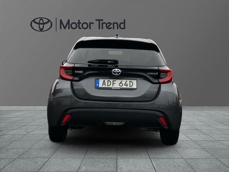 Begagnad Toyota Yaris Hybrid Active 117 HK (86 kW) 2022 Grå